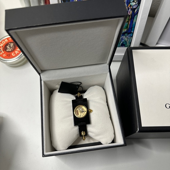 Gucci Black and Gold Watch - Picture 2 of 15